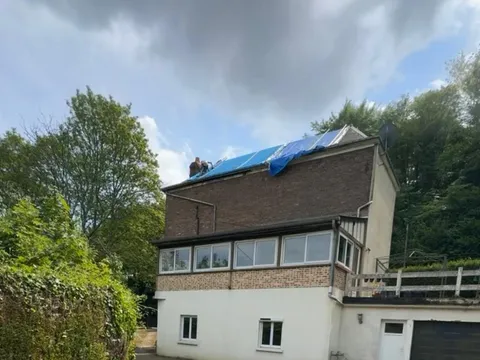 Toiture bâchée après une intempérie sur une maison à Rouen
