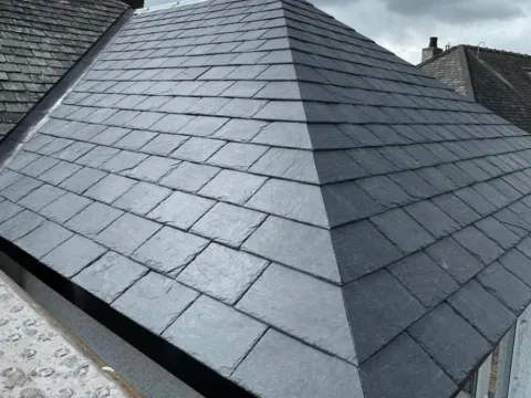 Toiture pyramidale en ardoise naturelle après pose