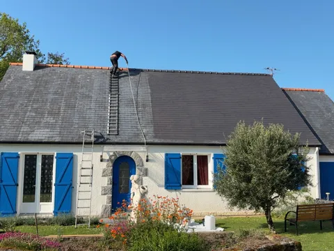 Coloration de toiture en cours, contraste entre la zone traitée et la zone brute