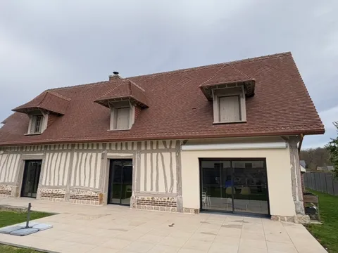 Maison à pans de bois normande avec toiture en tuiles rénovée