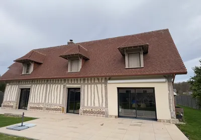 Maison à pans de bois avec toiture en tuiles