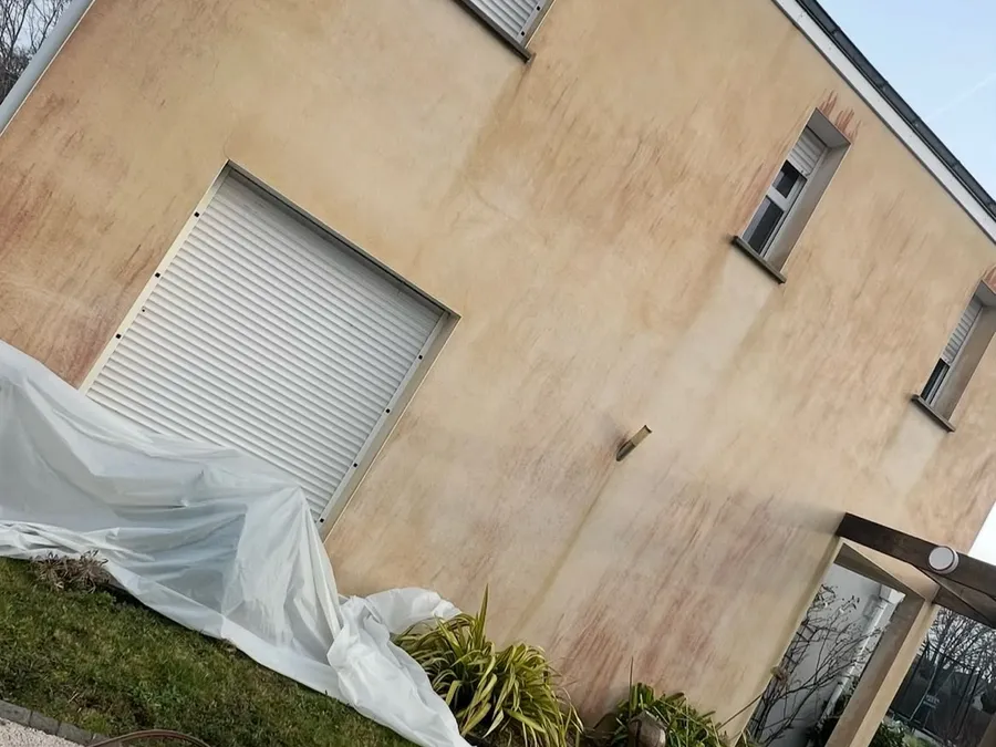 Façade décolorée par des coulures avant ravalement en peinture