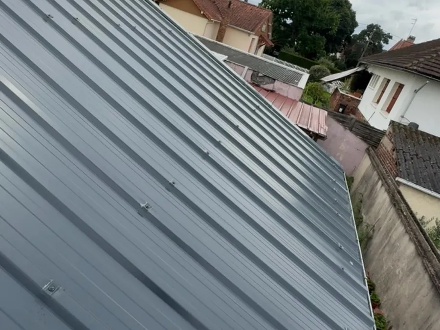 Toiture en bac acier gris posée après réfection