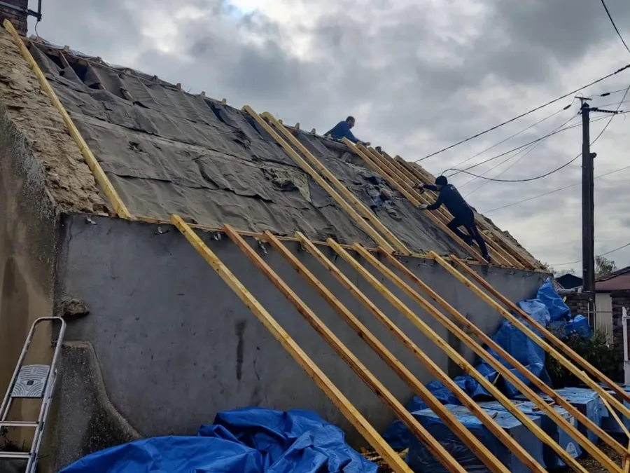Charpente bâchée avant réfection de toiture en tuile plate