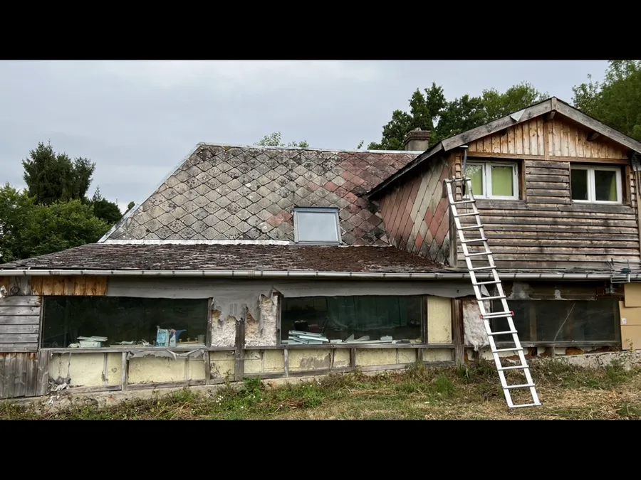 Ancienne toiture en ardoises ternies et dégradées avant coloration